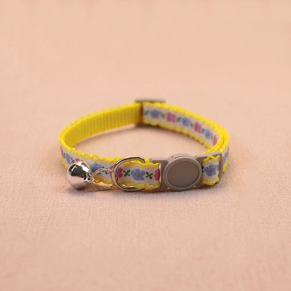 Collar para Gatos con Flor Tejida a Mano y Campanita – Ajustable, Seguro y Retro para Perros y Gatos