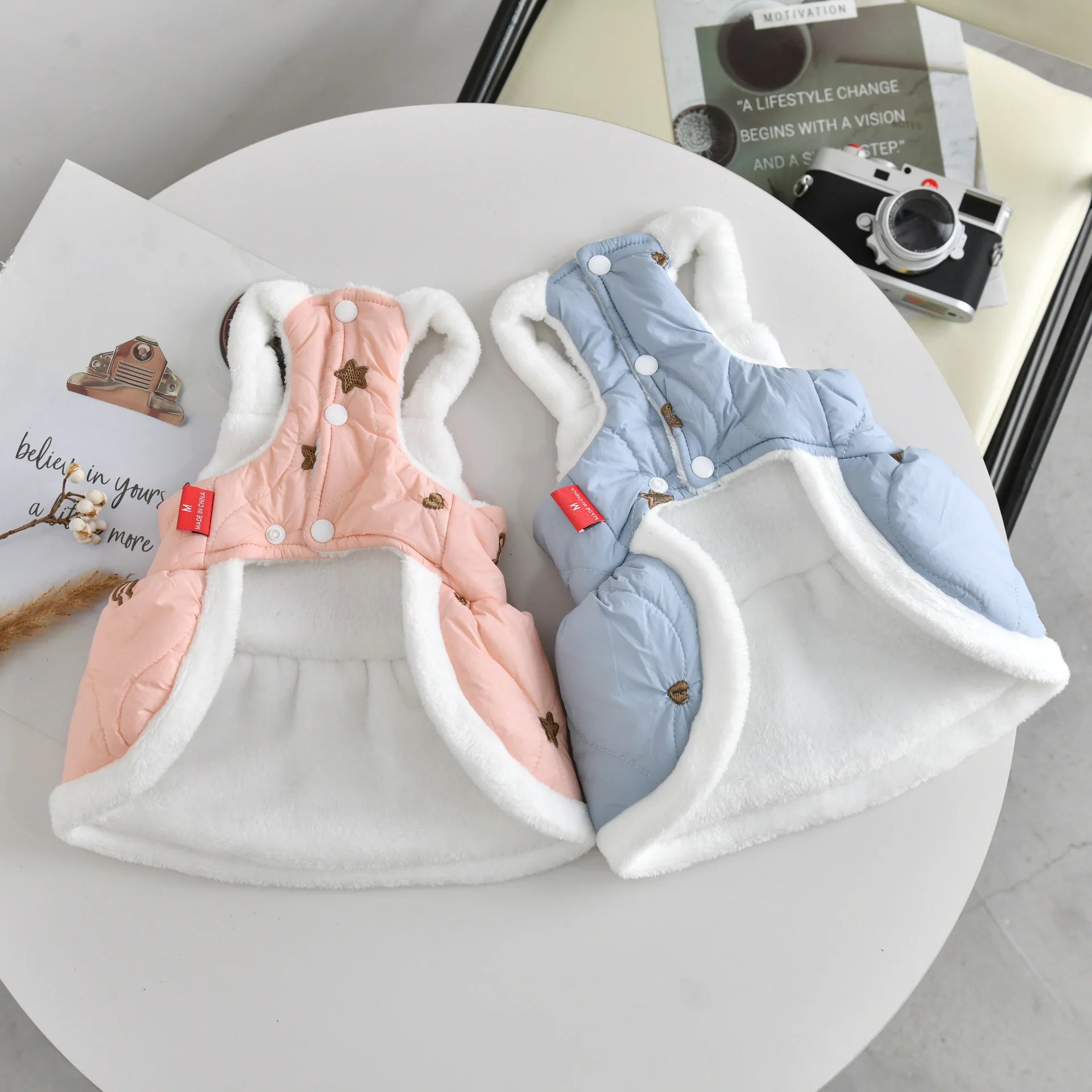 Ropa para Perros Pequeños Vestido con Arnés Fresa – Abrigo de Invierno para Chihuahua, Yorkshire y Gatos