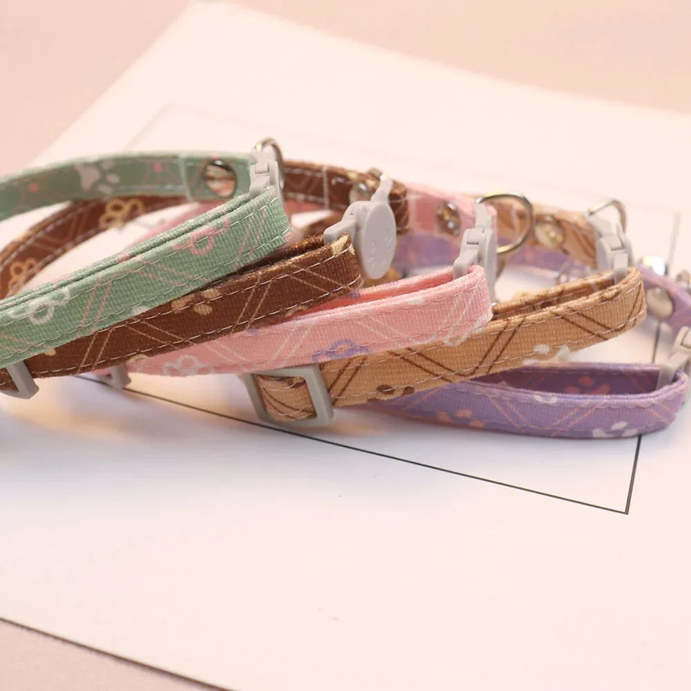Collar Ajustable con Huellas para Gatos, Gatitos y Perros Pequeños | Cierre de Seguridad Breakaway con Cascabel