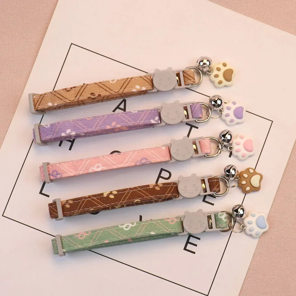 Collar Ajustable con Huellas para Gatos, Gatitos y Perros Pequeños | Cierre de Seguridad Breakaway con Cascabel