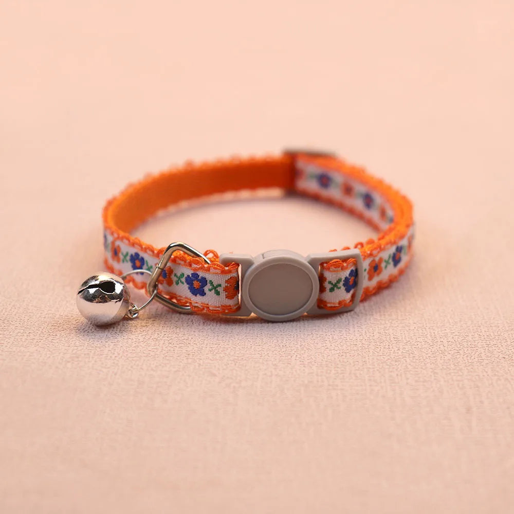 Collar para Gatos con Flor Tejida a Mano y Campanita – Ajustable, Seguro y Retro para Perros y Gatos