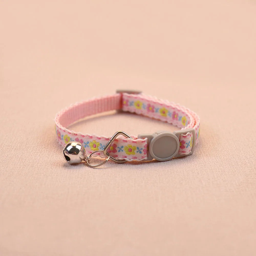 Collar para Gatos con Flor Tejida a Mano y Campanita – Ajustable, Seguro y Retro para Perros y Gatos