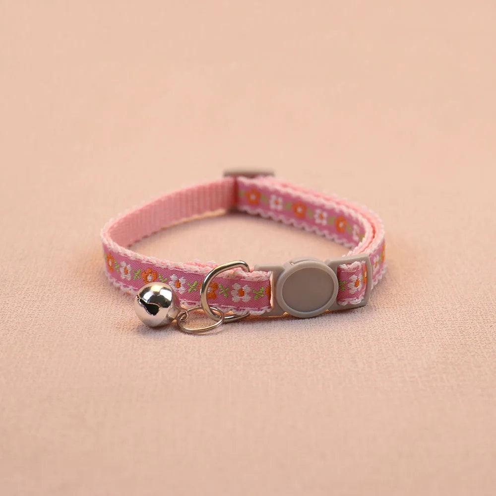 Collar para Gatos con Flor Tejida a Mano y Campanita – Ajustable, Seguro y Retro para Perros y Gatos
