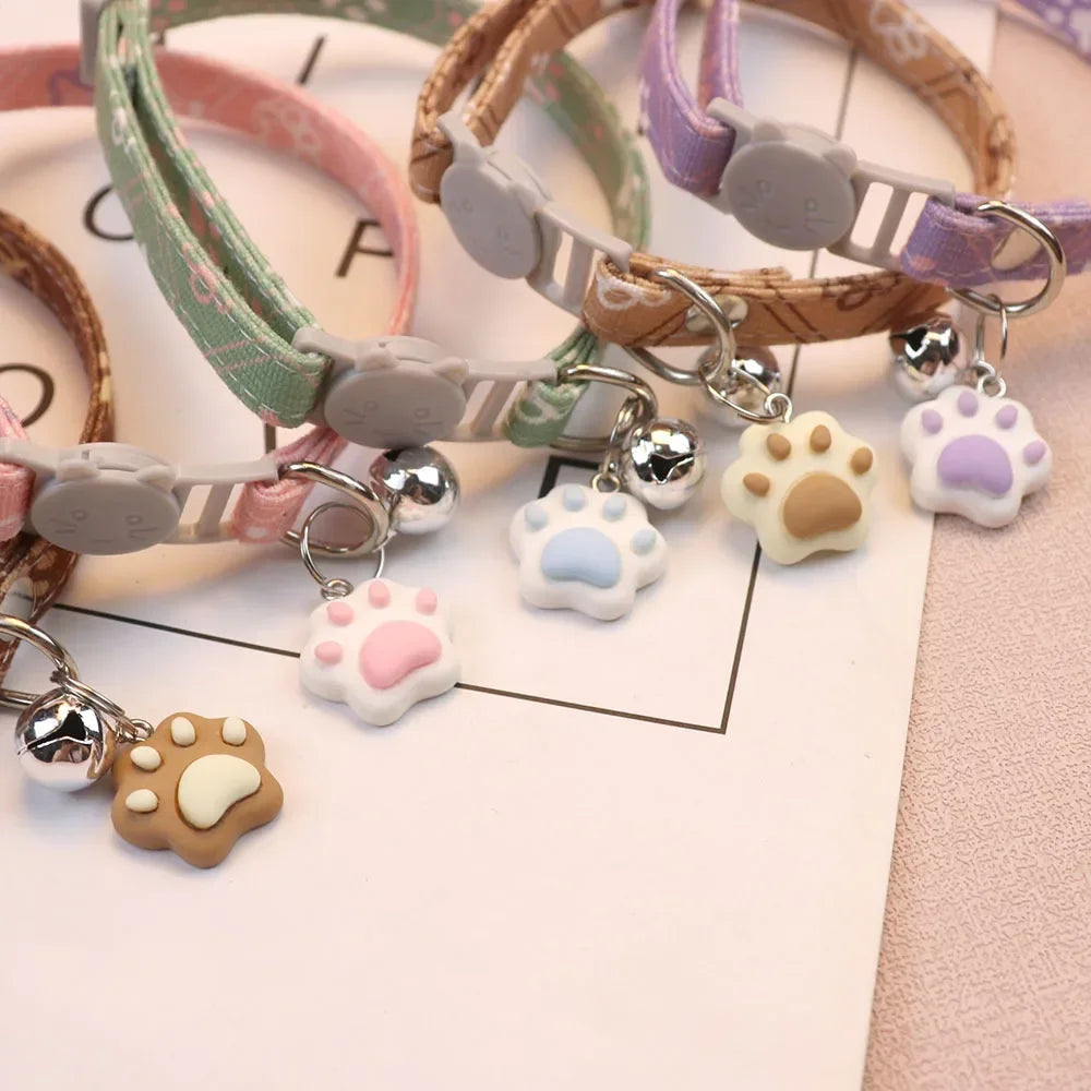 Collar Ajustable con Huellas para Gatos, Gatitos y Perros Pequeños | Cierre de Seguridad Breakaway con Cascabel