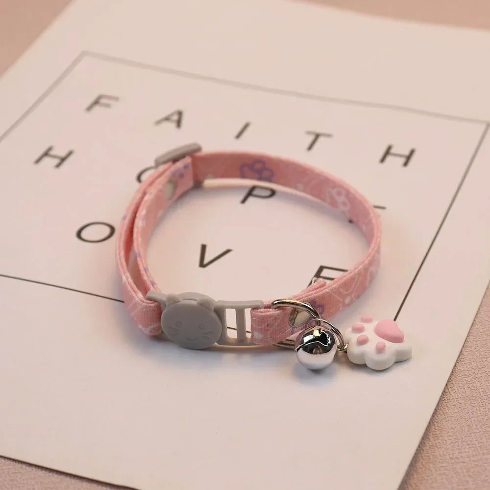 Collar Ajustable con Huellas para Gatos, Gatitos y Perros Pequeños | Cierre de Seguridad Breakaway con Cascabel