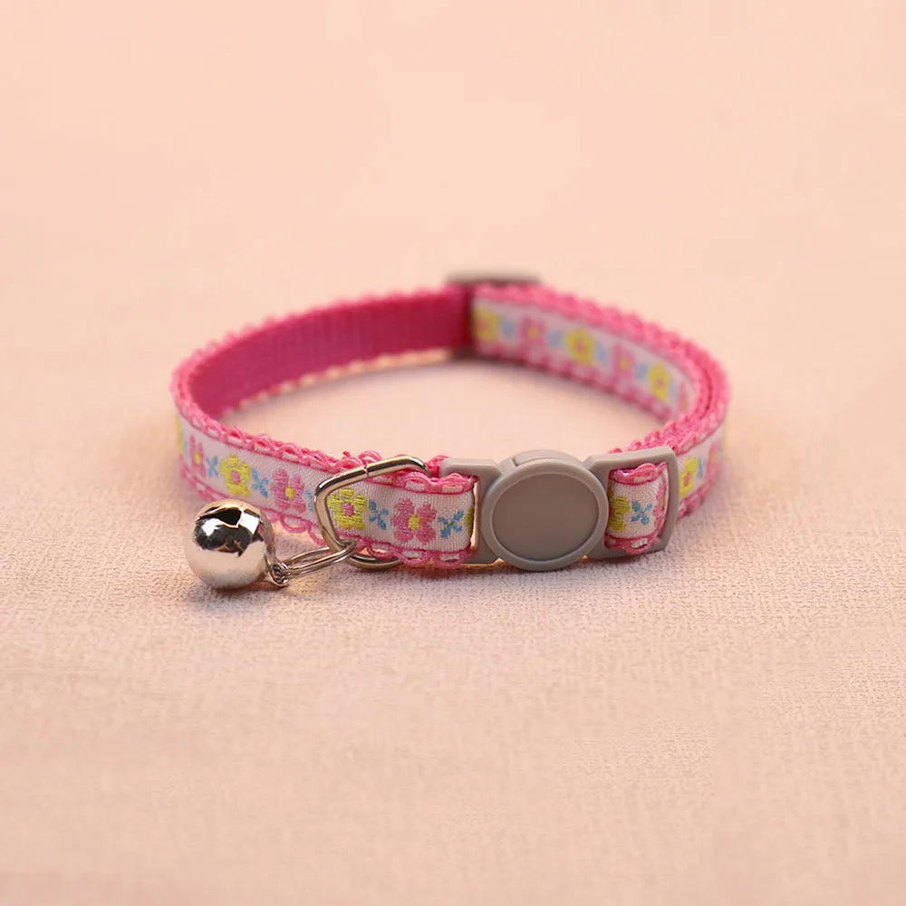 Collar para Gatos con Flor Tejida a Mano y Campanita – Ajustable, Seguro y Retro para Perros y Gatos