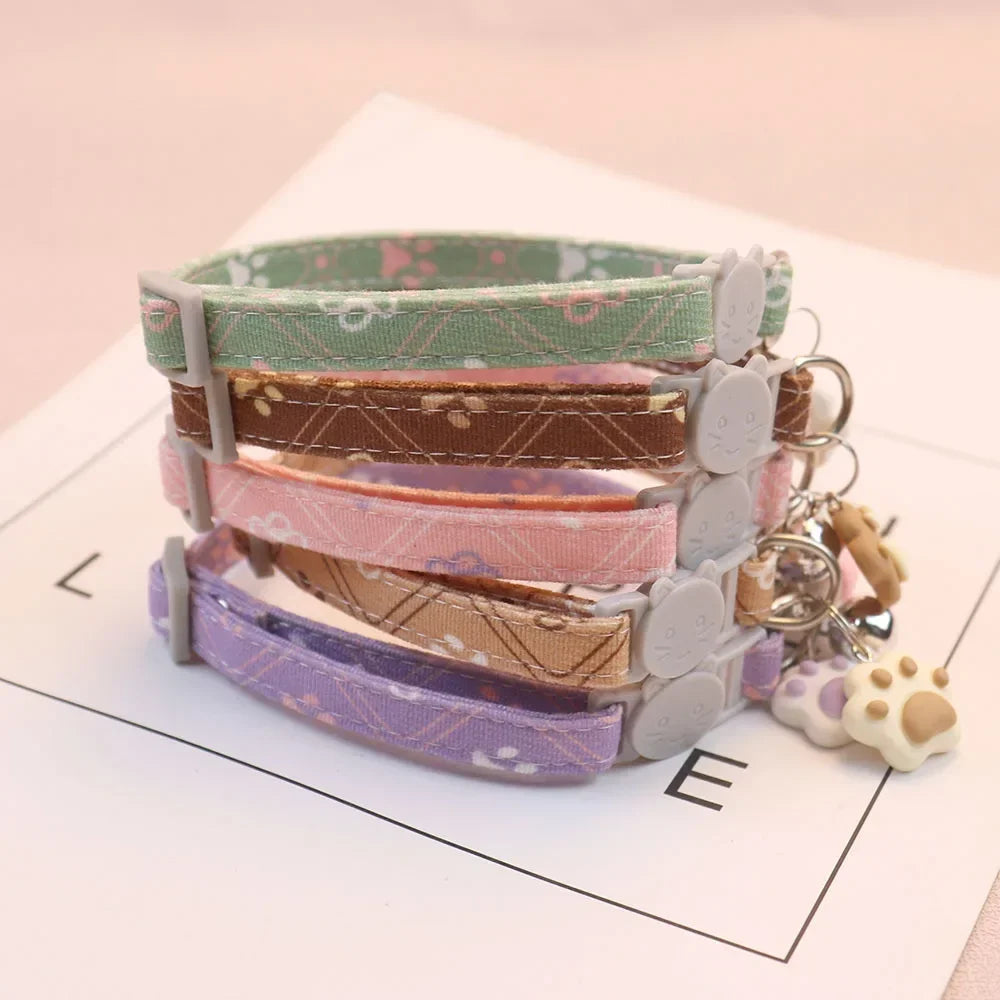 Collar Ajustable con Huellas para Gatos, Gatitos y Perros Pequeños | Cierre de Seguridad Breakaway con Cascabel