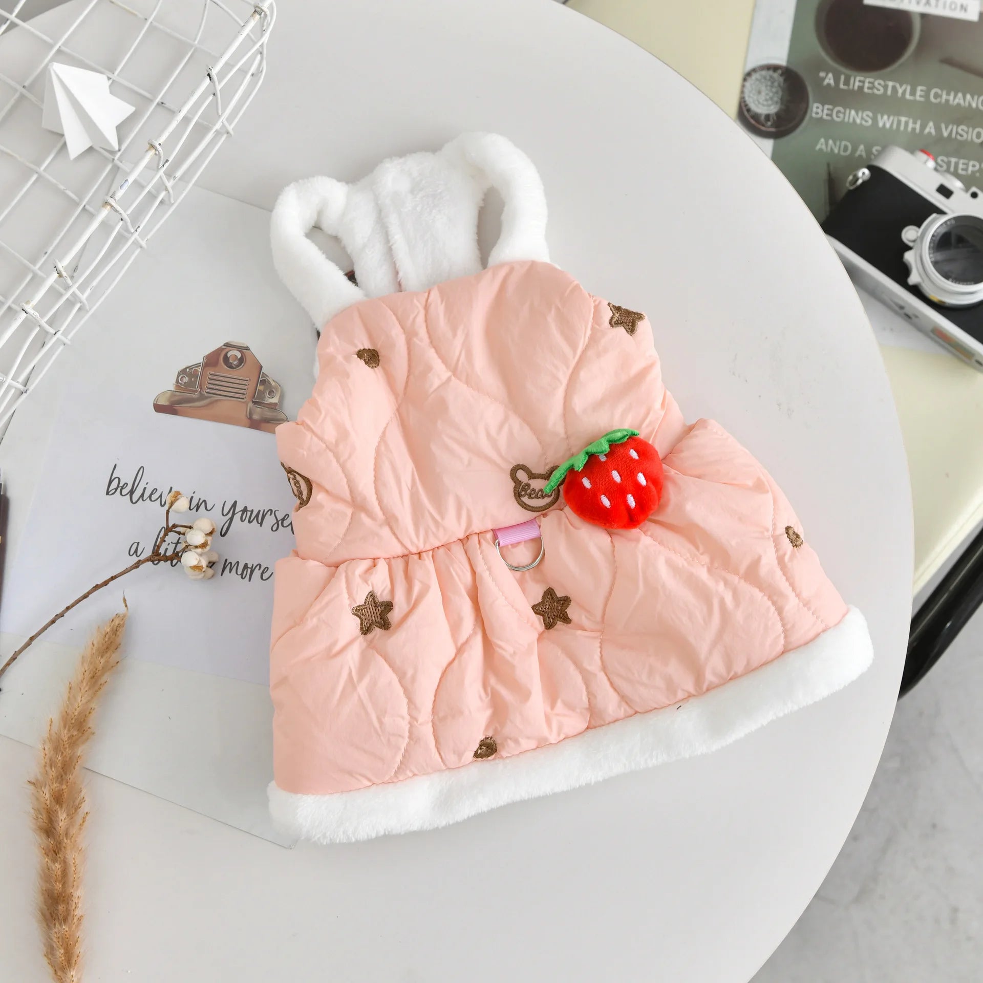 Abrigo Vestido de Fresa para Perros Pequeños | Ropa Otoño Invierno para Yorkie, Chihuahua y Gatos