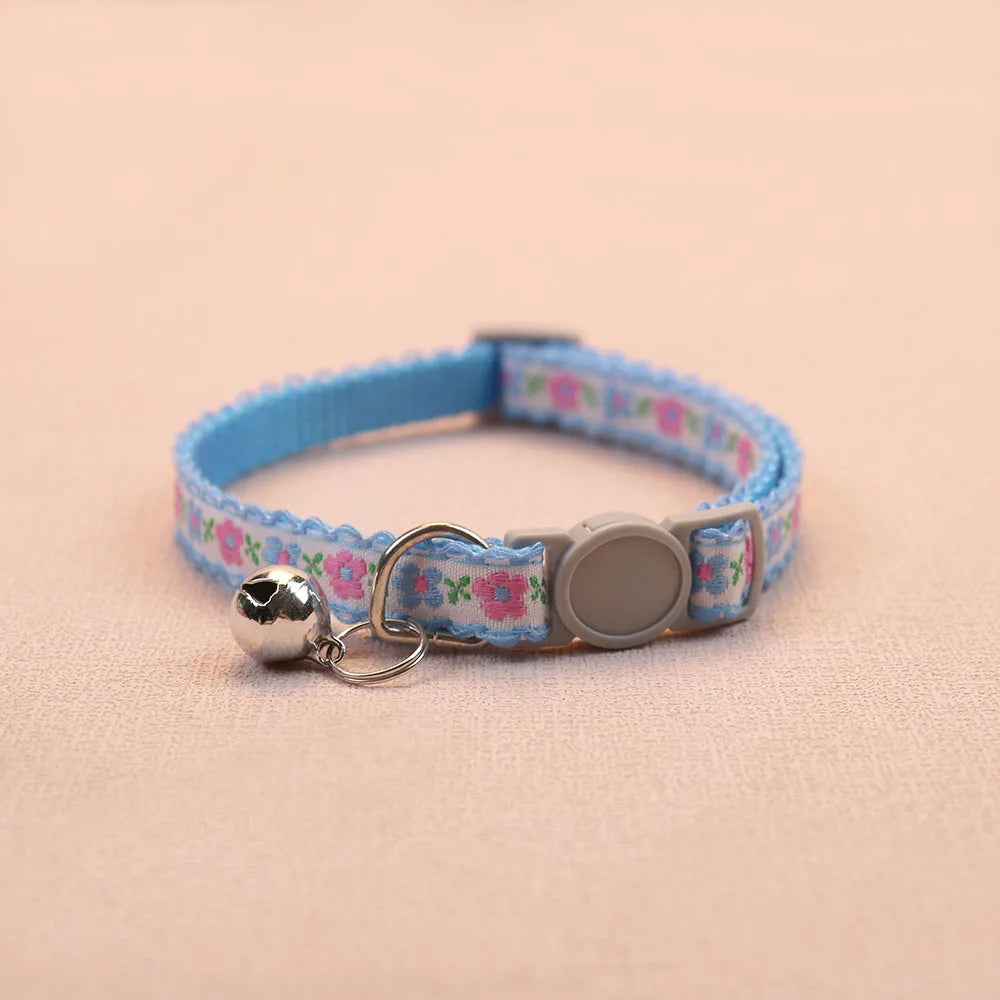 Collar para Gatos con Flor Tejida a Mano y Campanita – Ajustable, Seguro y Retro para Perros y Gatos