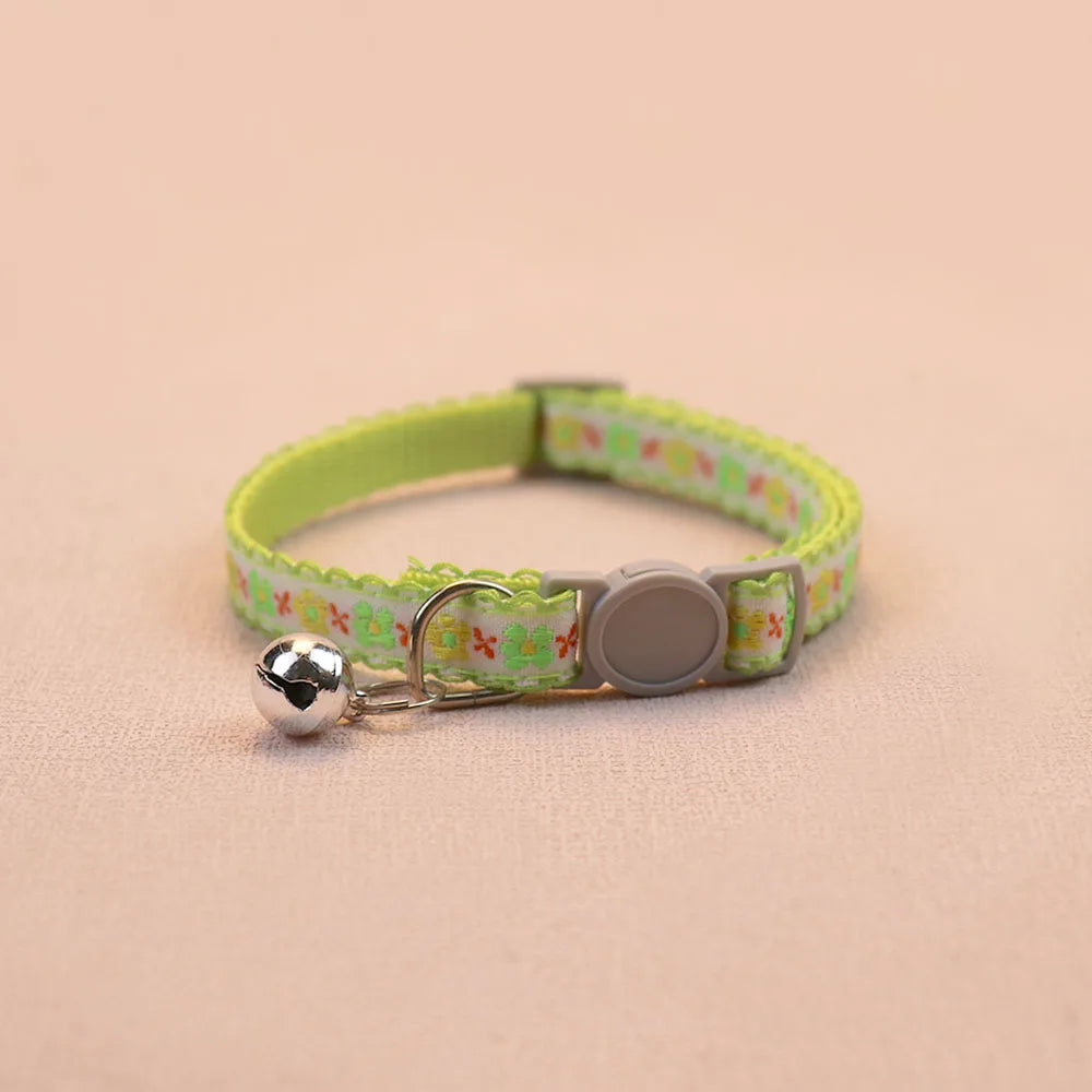 Collar para Gatos con Flor Tejida a Mano y Campanita – Ajustable, Seguro y Retro para Perros y Gatos