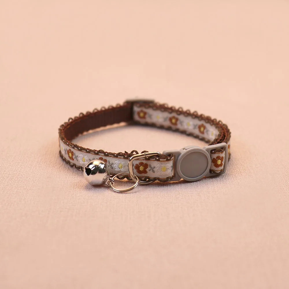 Collar para Gatos con Flor Tejida a Mano y Campanita – Ajustable, Seguro y Retro para Perros y Gatos